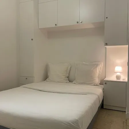 Chemin Rez De Chaussée Sur Cour Au Calme París